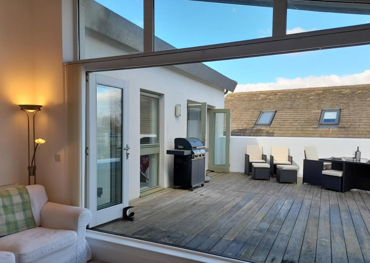 Crow'S Nest Penthouse Apartment With Free Spa Access Somerford Keynes Exterior photo