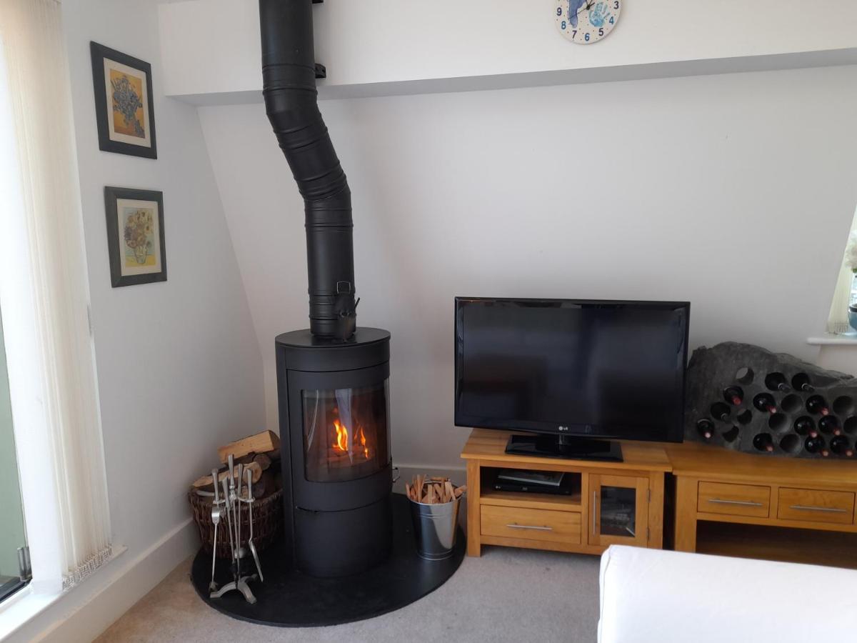Crow'S Nest Penthouse Apartment With Free Spa Access Somerford Keynes Exterior photo