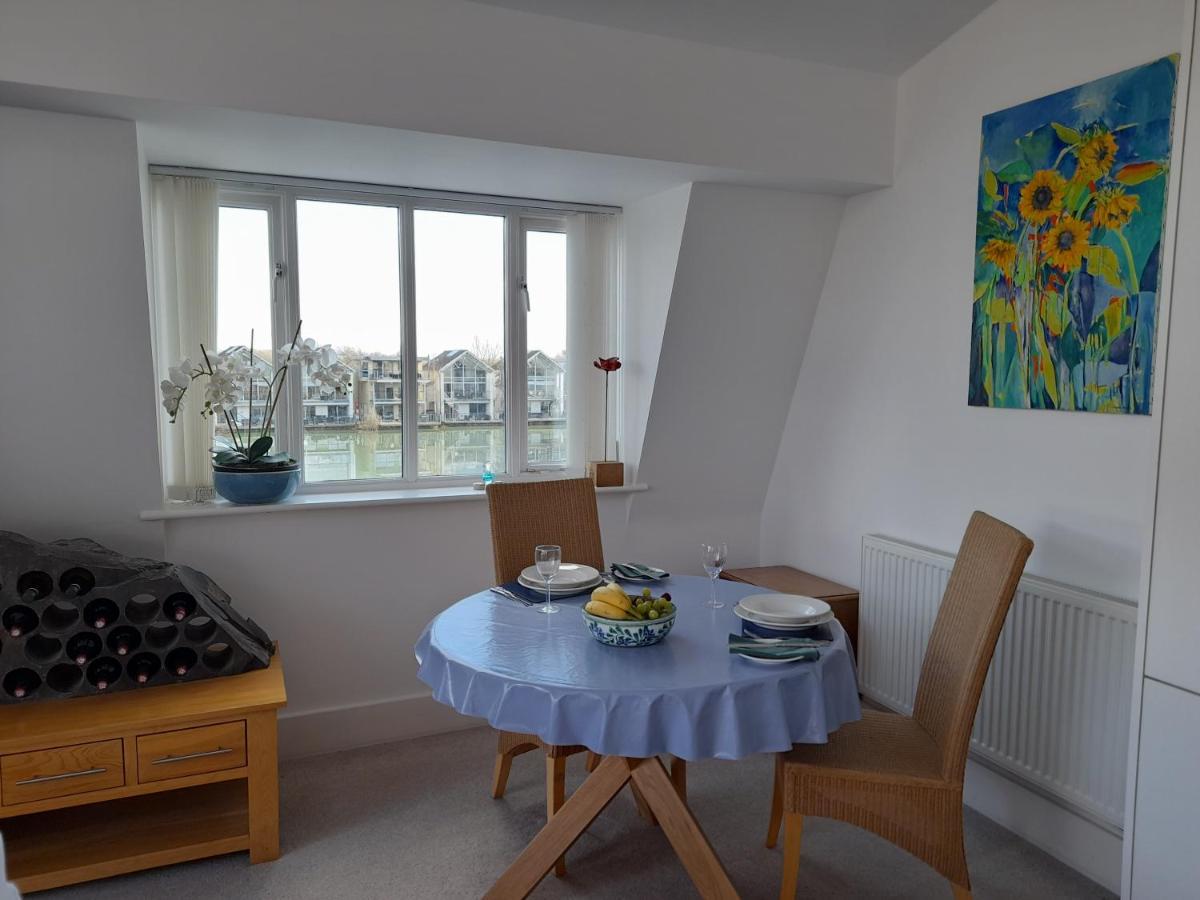 Crow'S Nest Penthouse Apartment With Free Spa Access Somerford Keynes Exterior photo