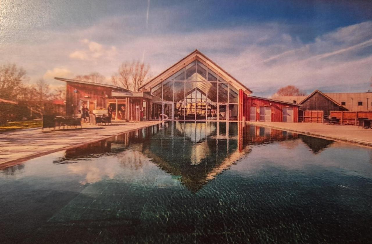 Crow'S Nest Penthouse Apartment With Free Spa Access Somerford Keynes Exterior photo