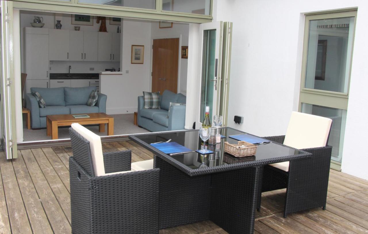 Crow'S Nest Penthouse Apartment With Free Spa Access Somerford Keynes Exterior photo