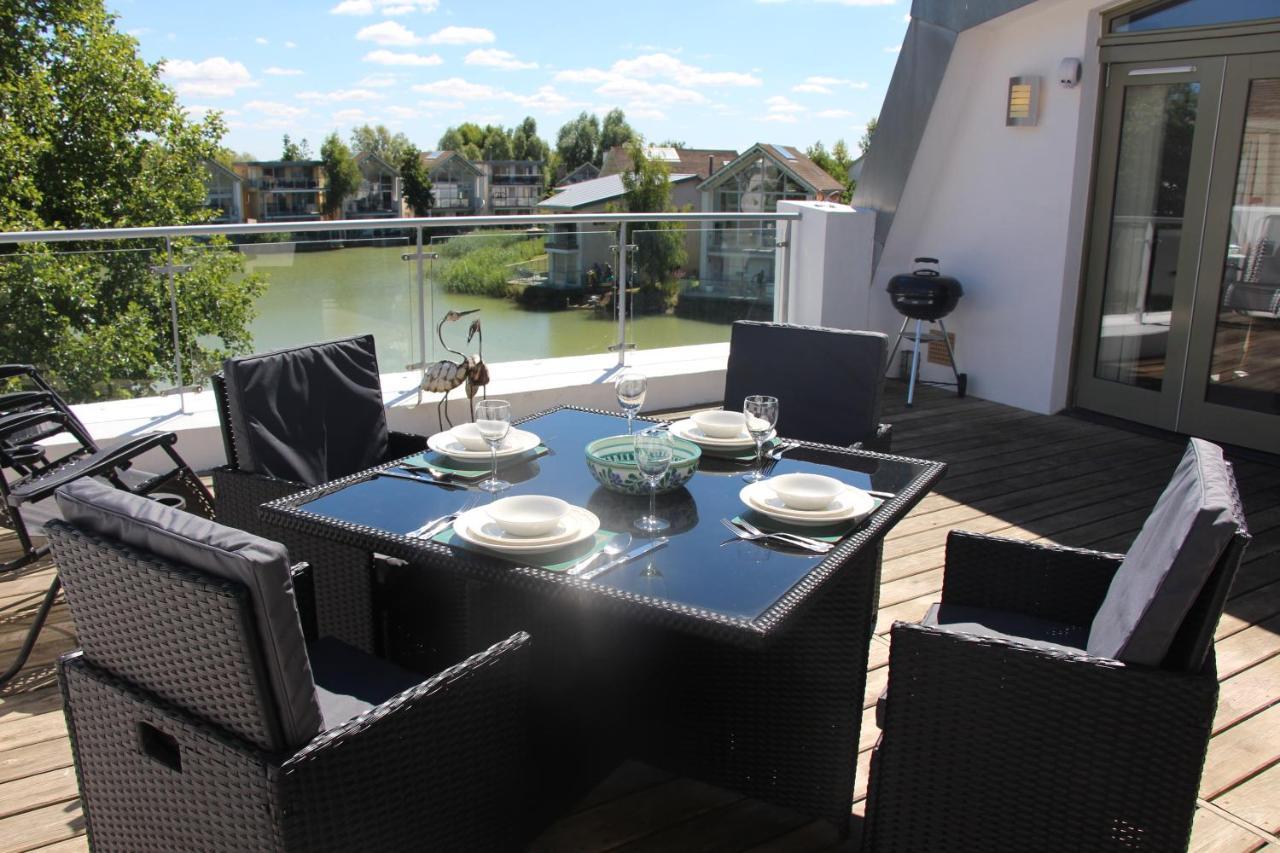 Crow'S Nest Penthouse Apartment With Free Spa Access Somerford Keynes Exterior photo