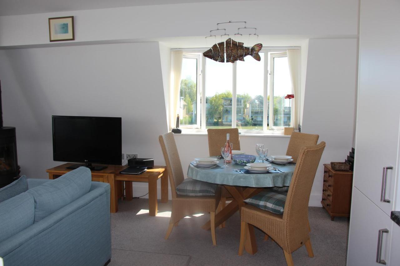 Crow'S Nest Penthouse Apartment With Free Spa Access Somerford Keynes Exterior photo