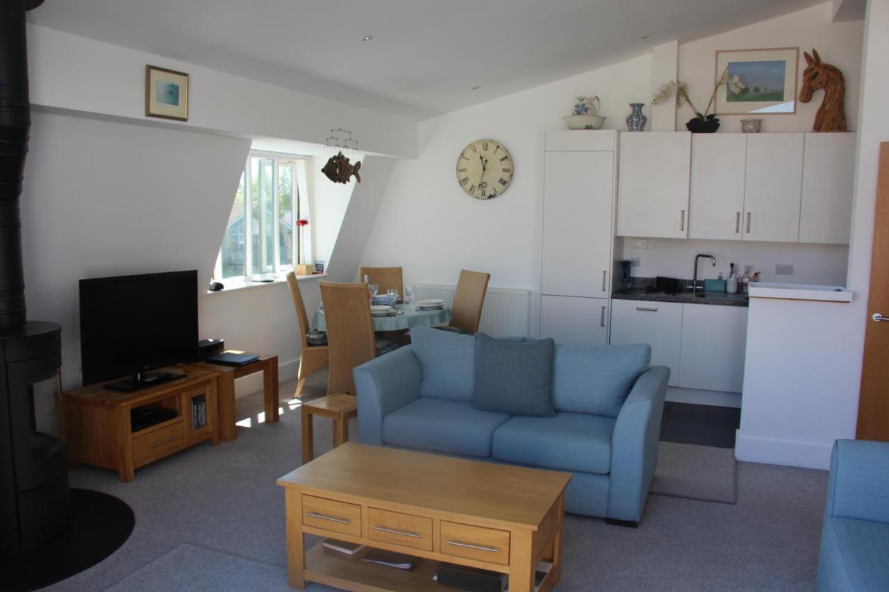Crow'S Nest Penthouse Apartment With Free Spa Access Somerford Keynes Exterior photo