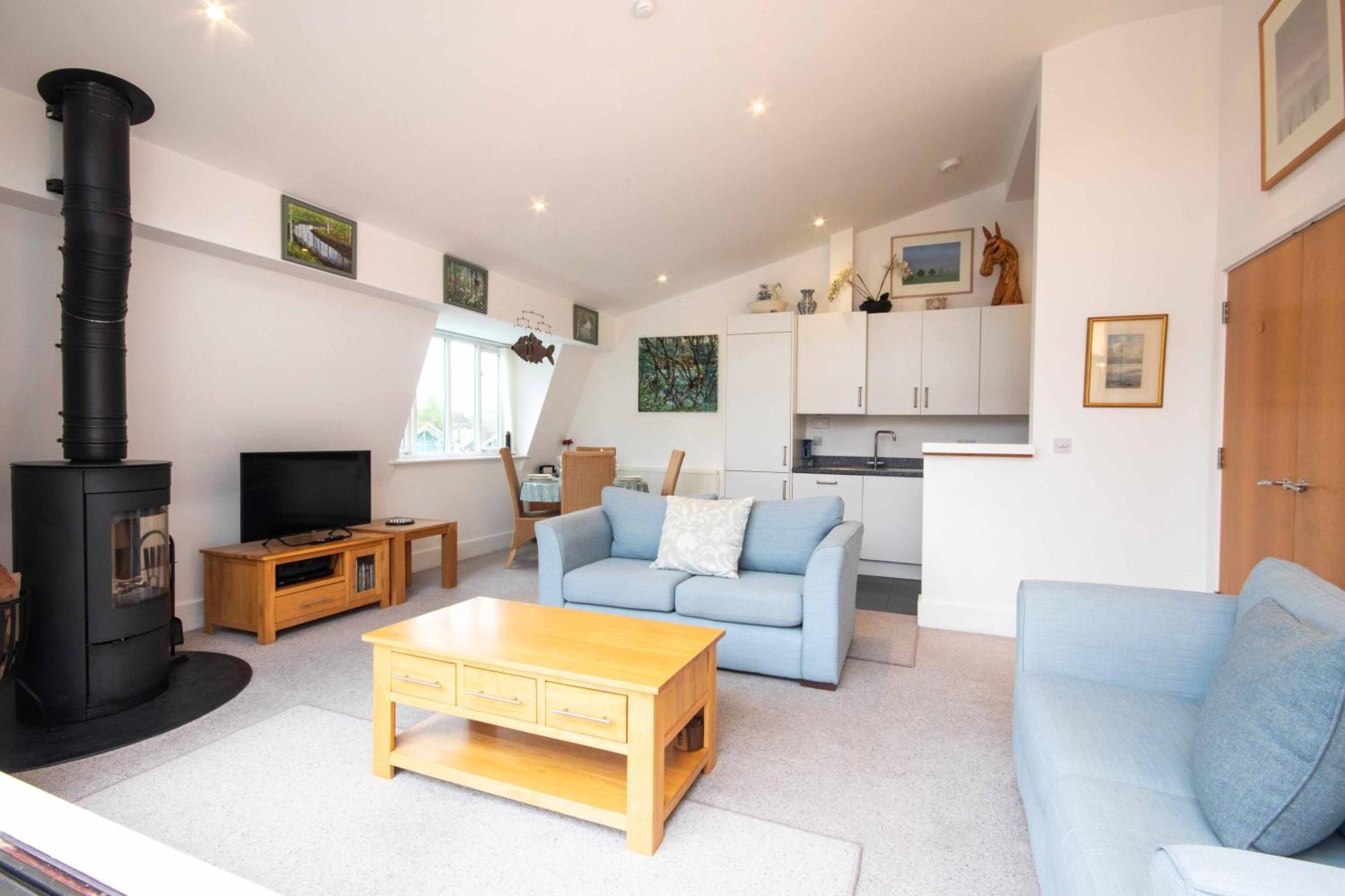 Crow'S Nest Penthouse Apartment With Free Spa Access Somerford Keynes Exterior photo