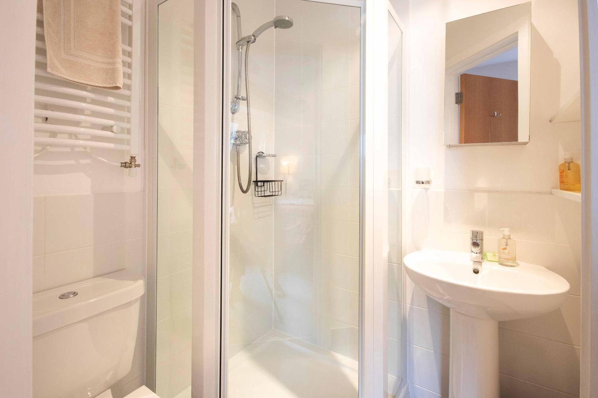Crow'S Nest Penthouse Apartment With Free Spa Access Somerford Keynes Exterior photo