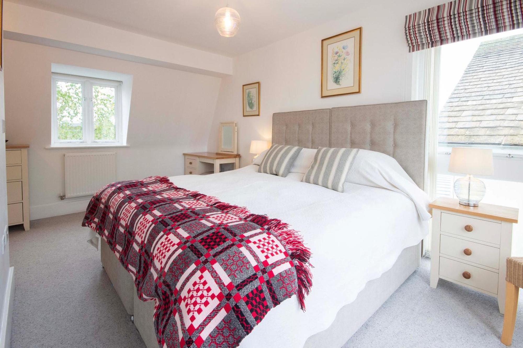 Crow'S Nest Penthouse Apartment With Free Spa Access Somerford Keynes Exterior photo