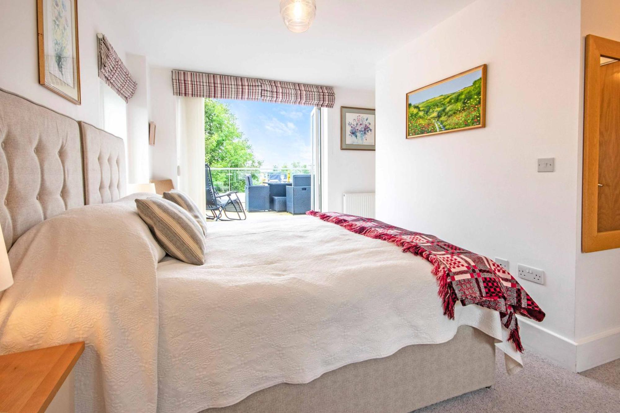 Crow'S Nest Penthouse Apartment With Free Spa Access Somerford Keynes Exterior photo