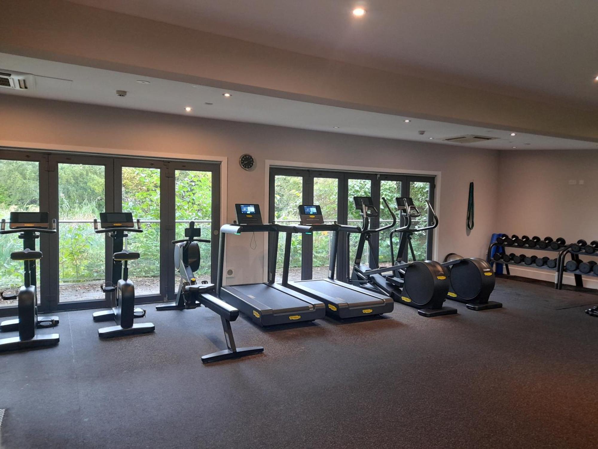 Crow'S Nest Penthouse Apartment With Free Spa Access Somerford Keynes Exterior photo