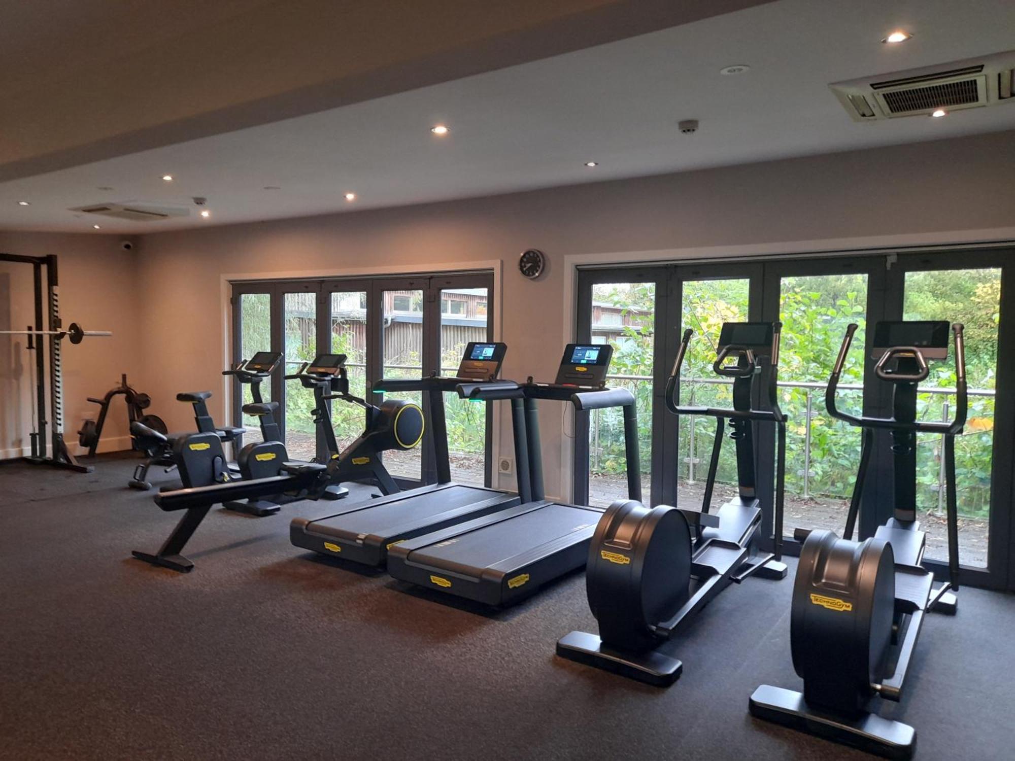 Crow'S Nest Penthouse Apartment With Free Spa Access Somerford Keynes Exterior photo